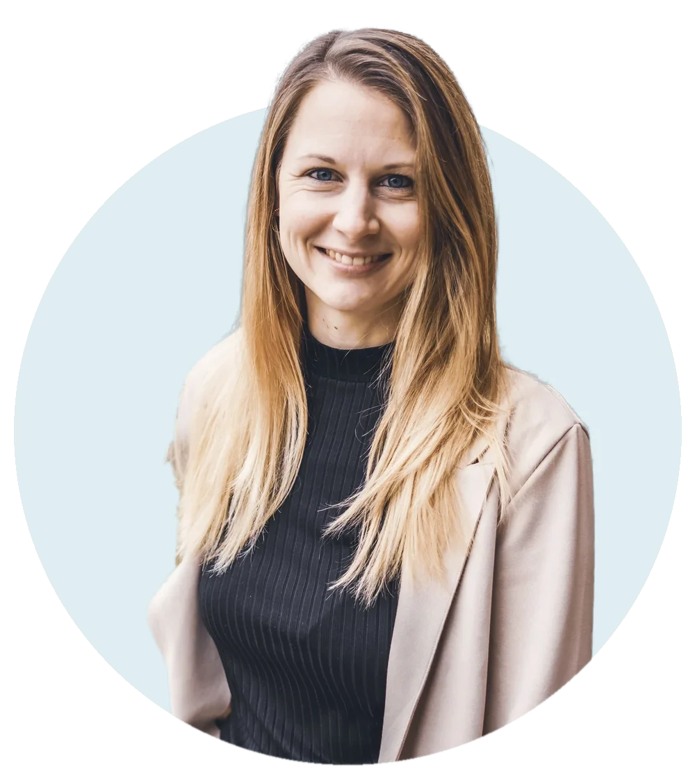Martina Ober, lächelnd, im hellen Blazer